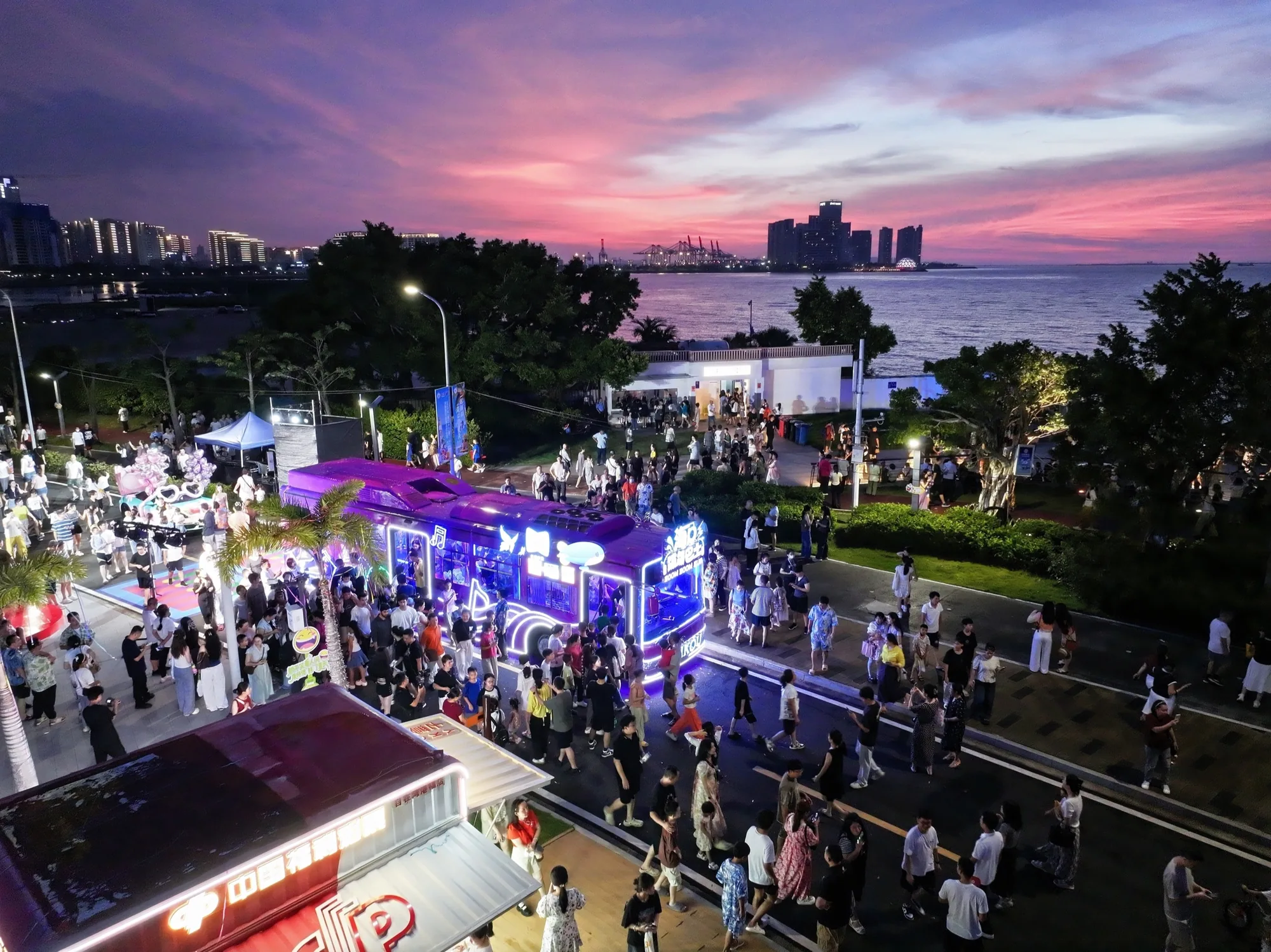 海口蹦蹦巴士在滨海夜色中的活动现场
